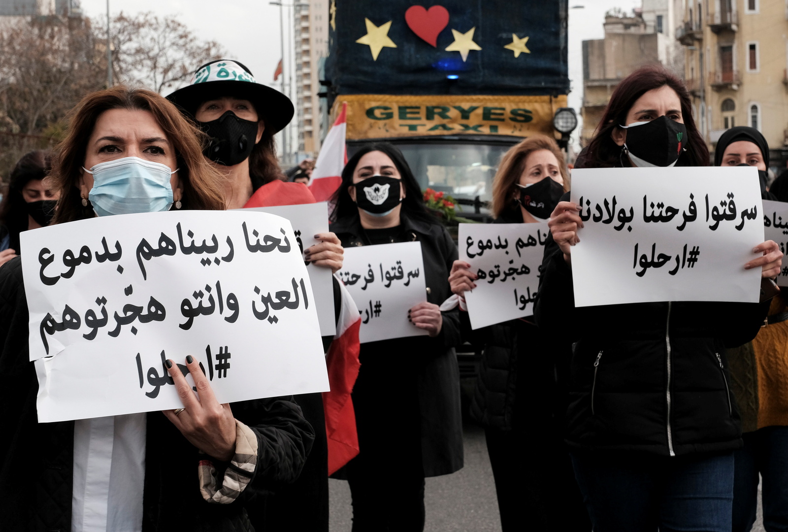 بمناسبة عيد الأم..نساء لبنانيات بينهن أمهات ضحايا انفجار المرفأ ينظمن مسيرة احتجاجية في بيروت (صور)