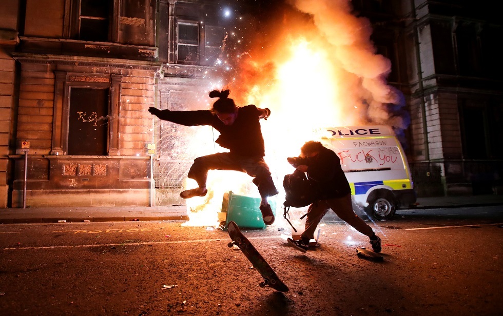 بريطانيا.. إصابات بين رجال الشرطة إثر احتجاجات عنيفة في بريستول
