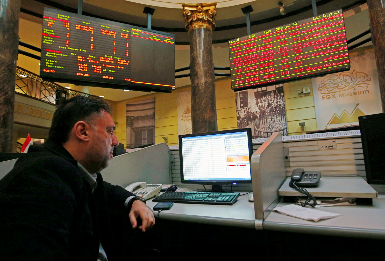بورصة مصر تهوى وتخسر مليارات الجنيهات