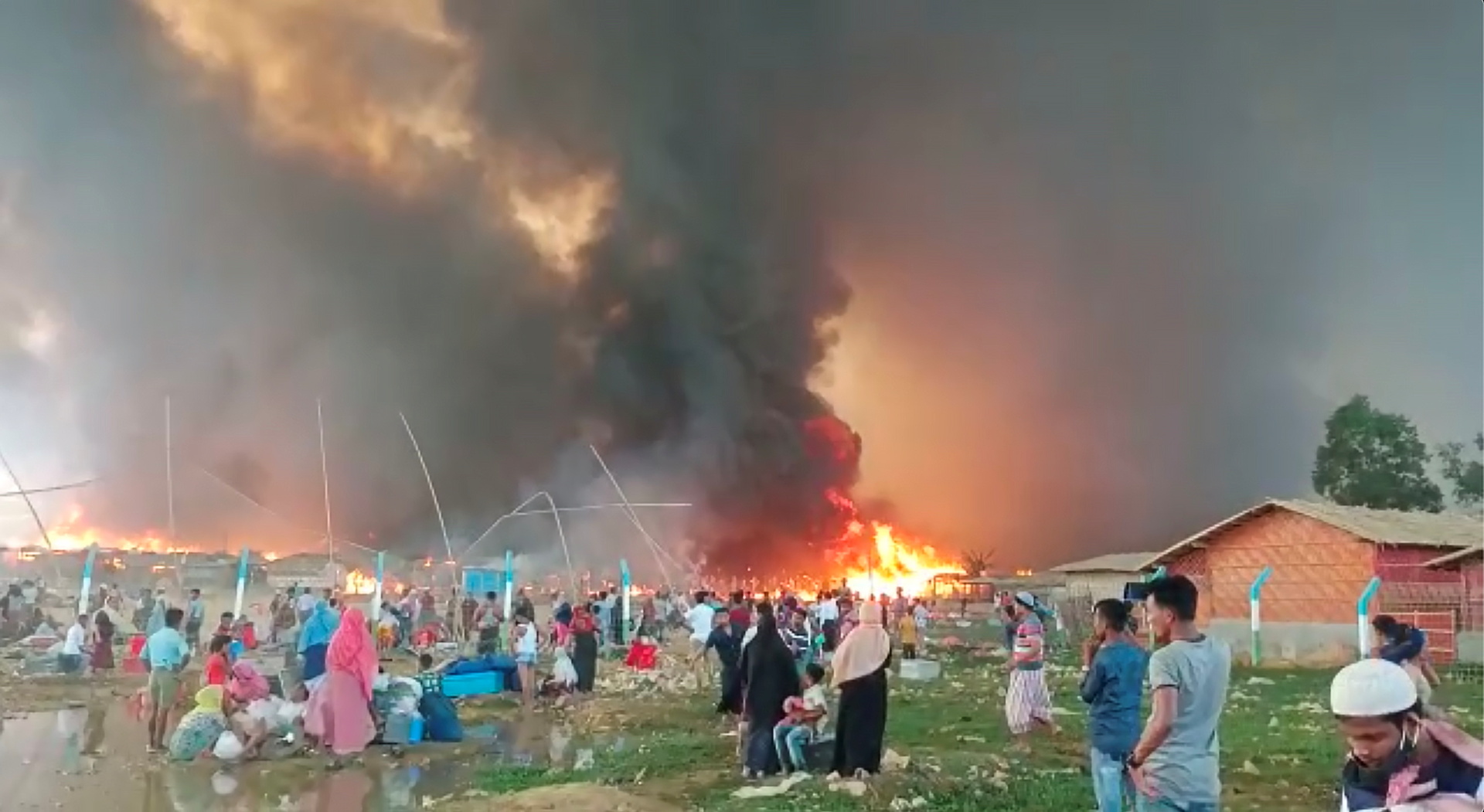بالفيديو والصور.. حريق يدمر آلاف المساكن في مخيمات اللاجئين الروهينغا ببنغلادش