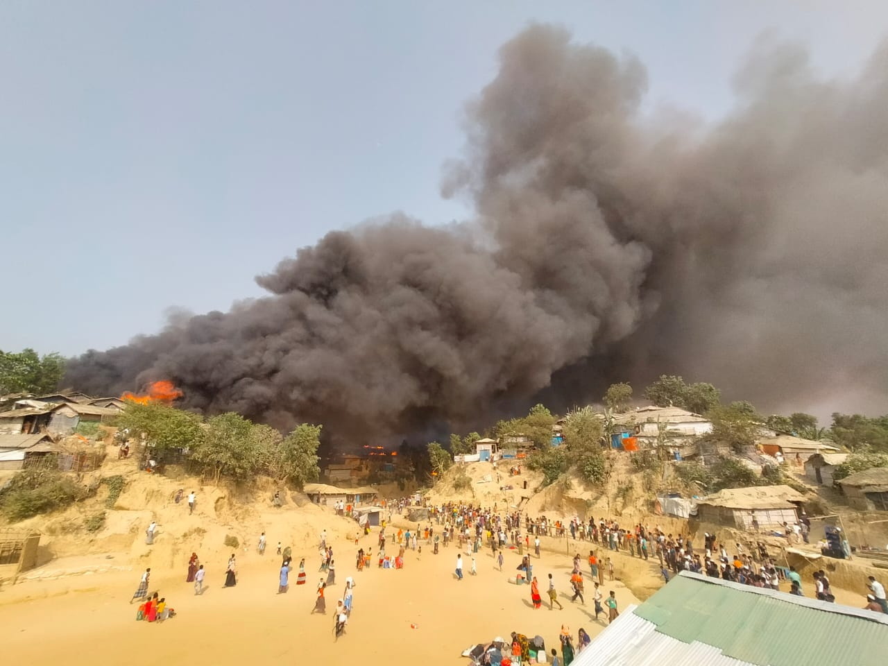 15 قتيلا و400 مفقود جراء حريق بمخيم للروهينغا في بنغلاديش