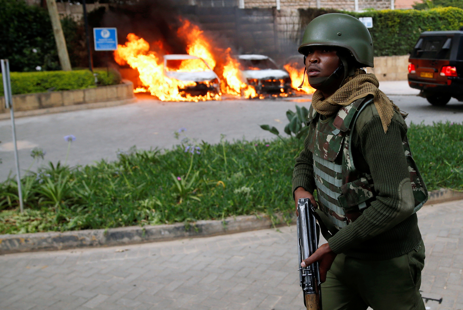كينيا.. مقتل 4 أشخاص بعد اصطدام حافلة بقنبلة مزروعة بجانب الطريق