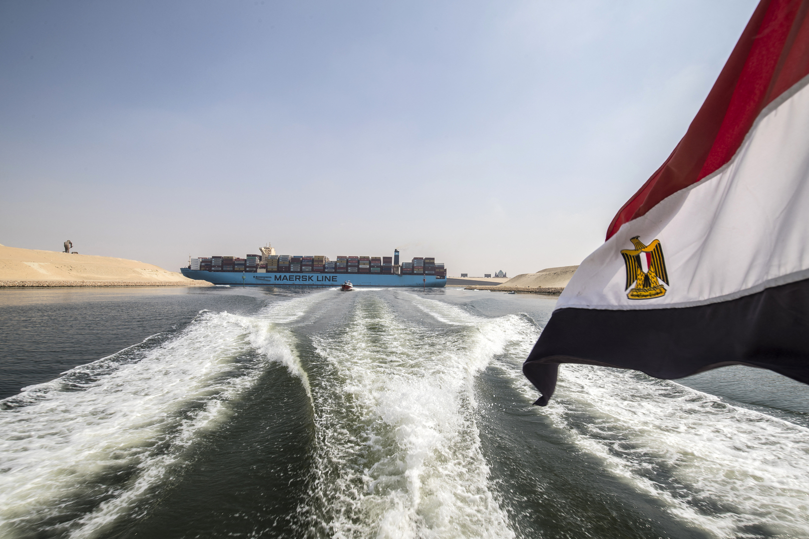 مصر تدرس منح تعويضات للسفن المتوقفة في قناة السويس بسبب السفينة الجانحة