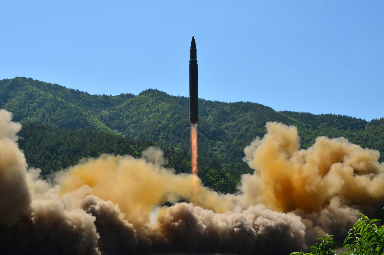 كوريا الشمالية تطلق صاروخين باليستيين واليابان تعقد اجتماعا طارئا لمجلس أمنها