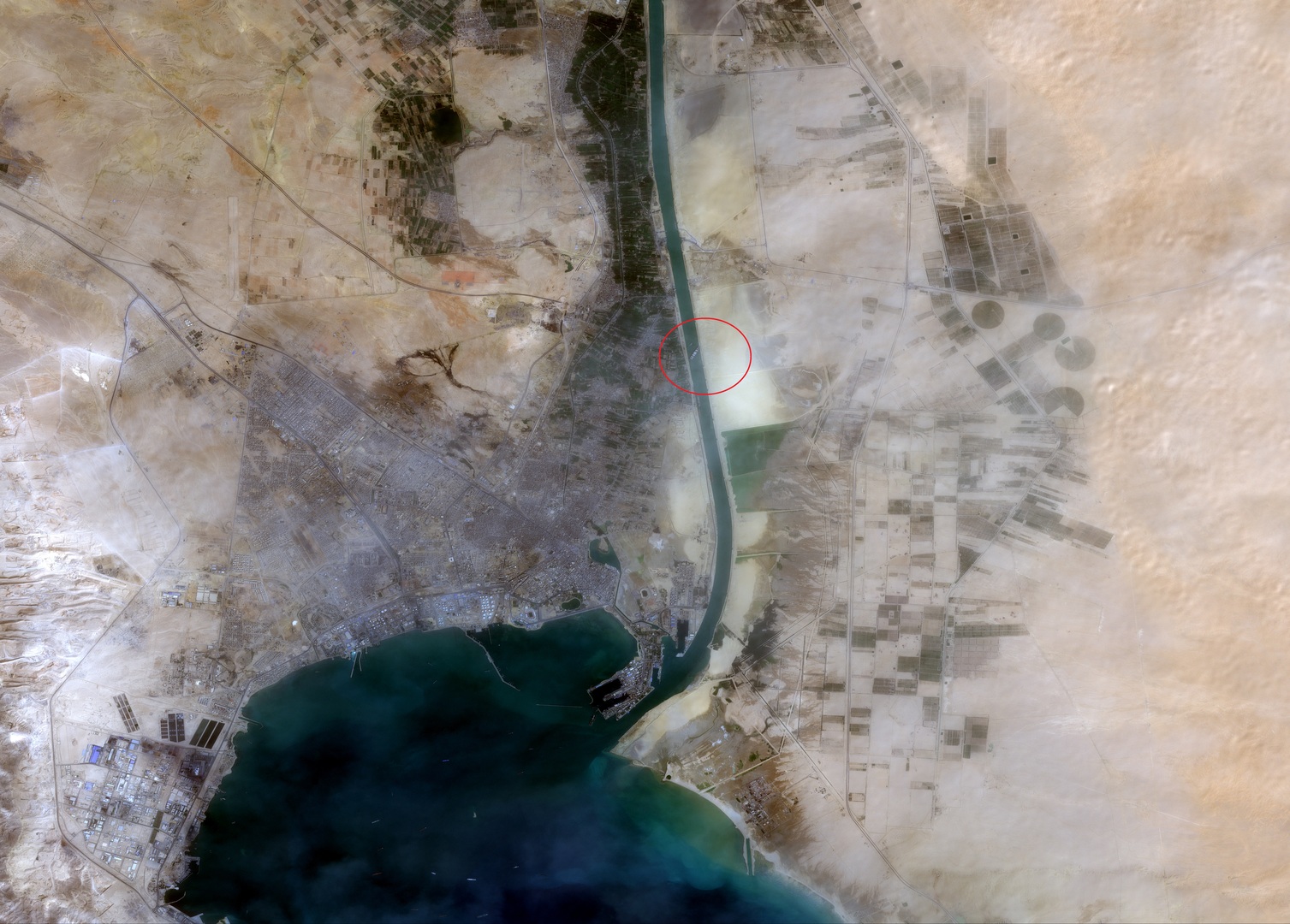 صور فضائية لسفينة الحاويات الجانحة في قناة السويس