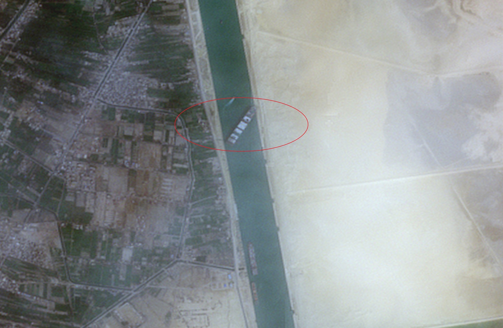 صور فضائية لسفينة الحاويات الجانحة في قناة السويس