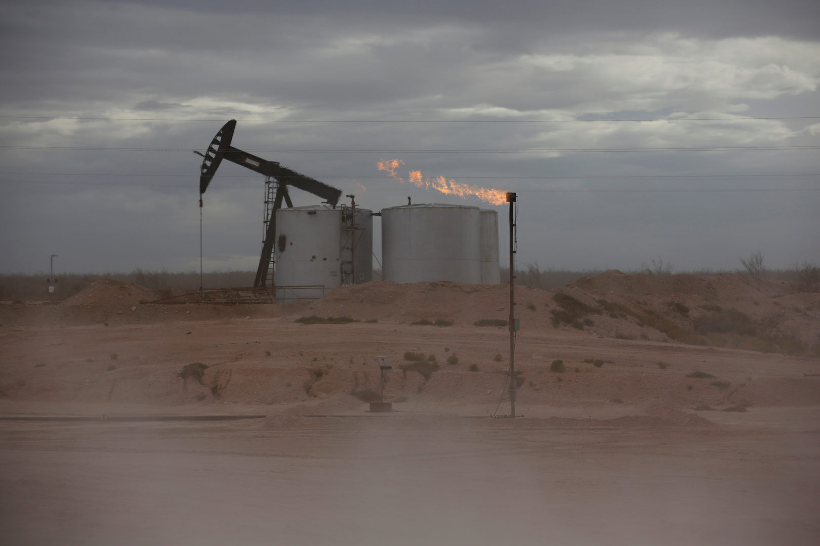 النفط يهبط رغم اضطراب الملاحة في قناة السويس