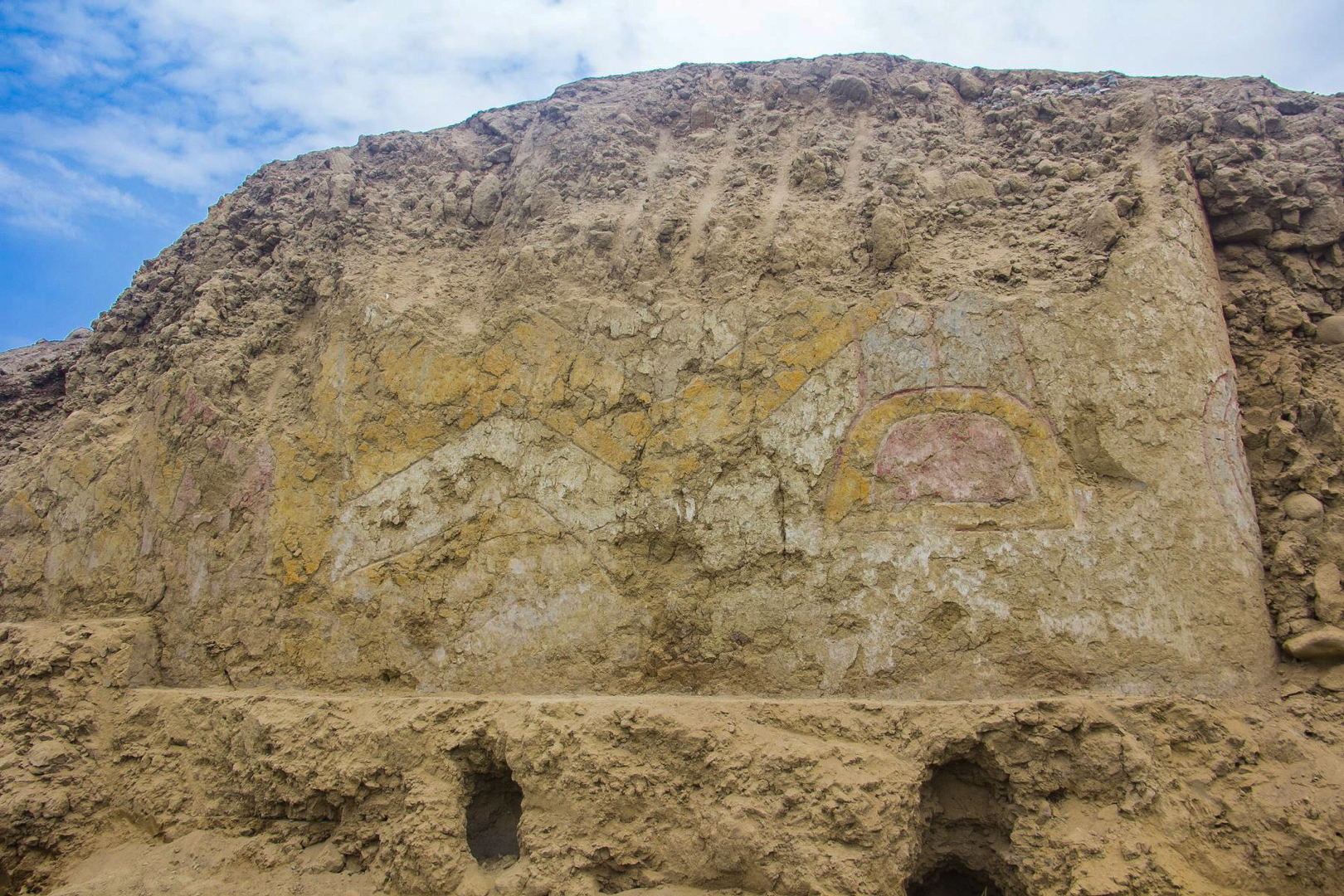 اكتشاف لوحة جدارية لإله العنكبوت في معبد عمره 3200 عام في بيرو