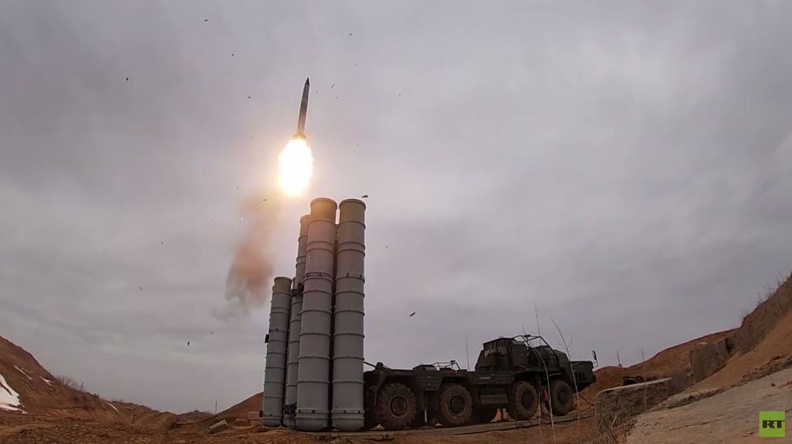 إطلاق صواريخ إس-400 في أستراخان