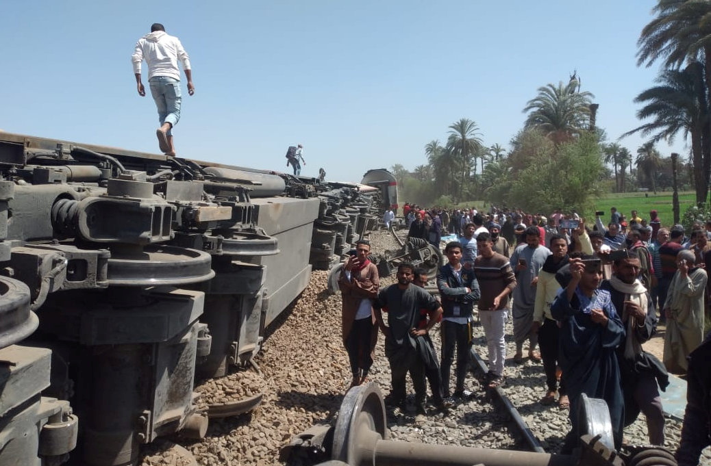 وزير النقل المصري يعتذر عن حادث قطاري سوهاج