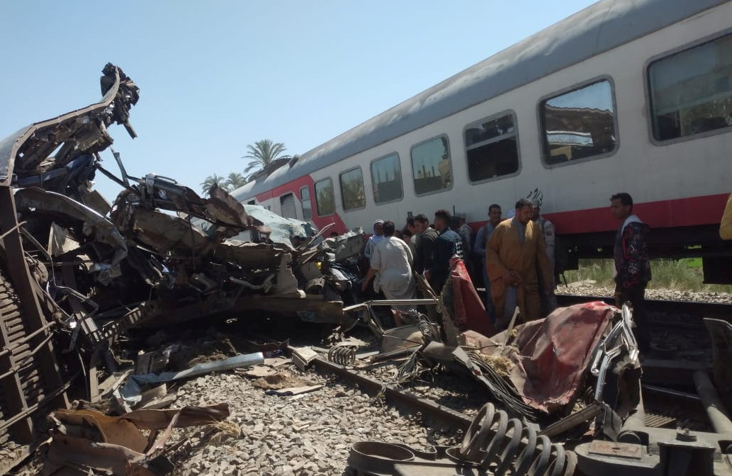القاهرة تعلن خفض حصيلة قتلى حادث قطاري سوهاج وتفسر السبب