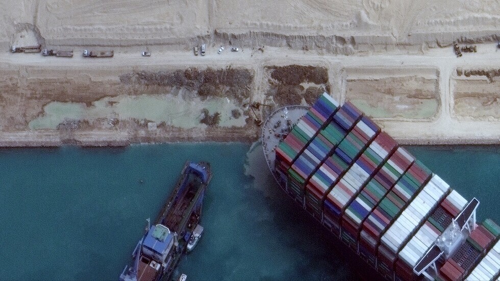 شاهد بالتصوير السريع كيف تم تعديل مسار السفينة الجانحة في قناة السويس!