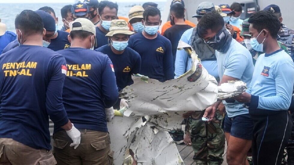 إندونيسيا تعلن العثور على مسجل الصوت للطائرة المتحطمة في يناير الماضي