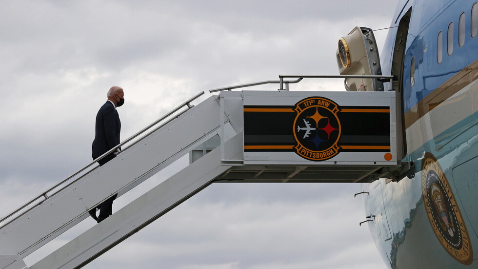 مرة جديدة بايدن يتعثر أثناء صعوده إلى الطائرة (فيديو)