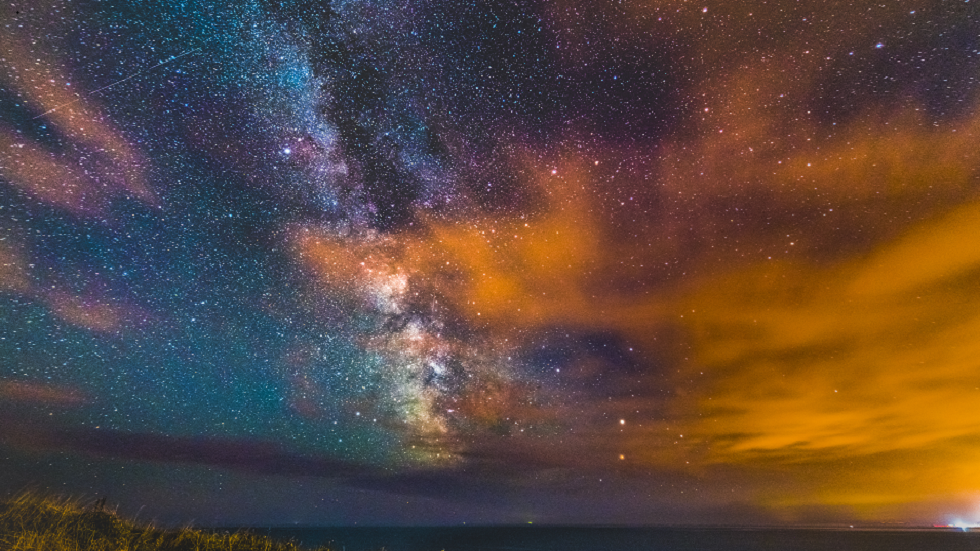 علماء الفلك يرصدون 