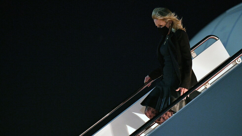 جيل بايدن تتقمص شخصية المضيفة "ياسمين" على متن طائرة!