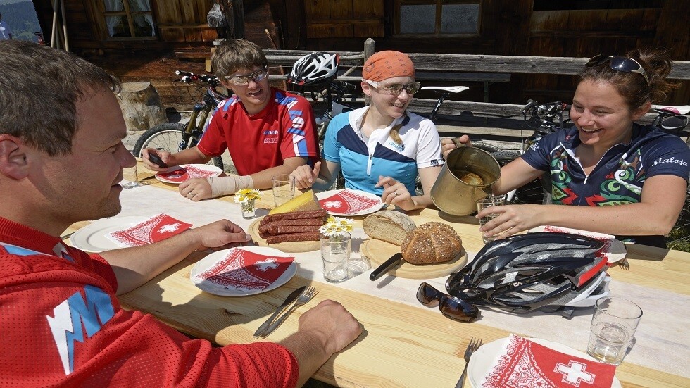 ما مضار شرب الماء أثناء تناول الطعام؟