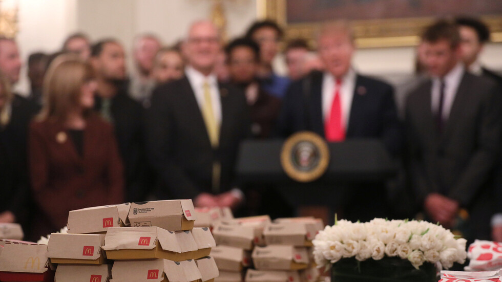 ترامب يدين لأحد حراسه بـ130 دولارا!