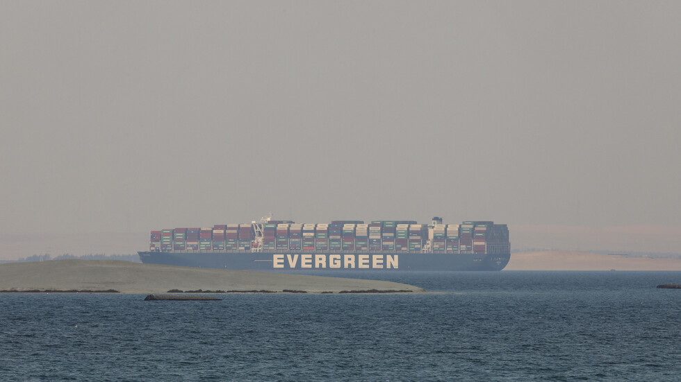 تراجع الازدحام المروري بقناة السويس بعد تحرير "إيفر غيفن"