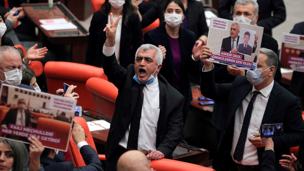 الشرطة التركية تعتقل نائبا كرديا سابقا بعد تجريده من منصبه