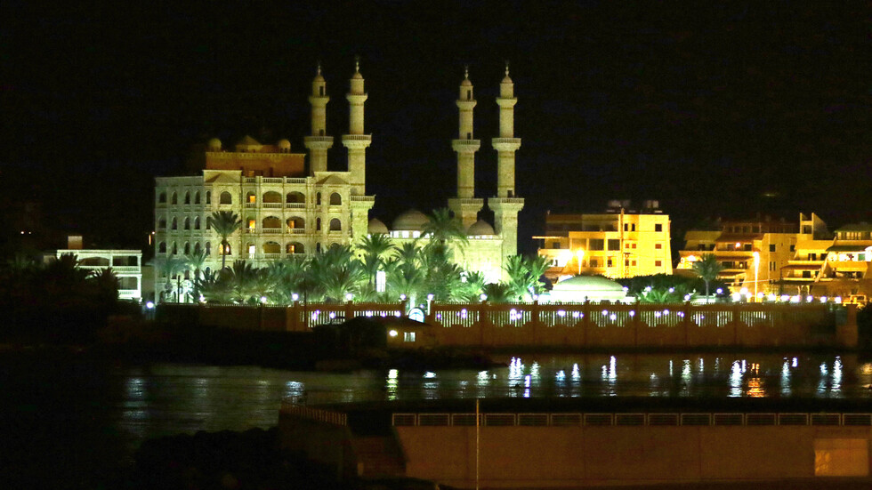 العسكريون الروس يقدمون 16 مولدا للكهرباء إلى مدارس اللاذقية بسوريا