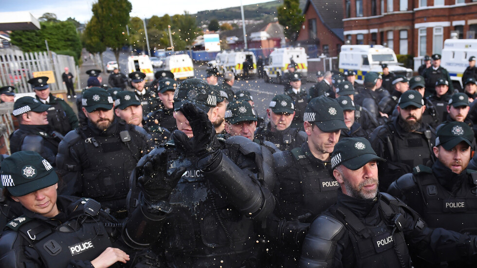 بريطانيا.. إصابة 15 شرطيا جراء أعمال شغب في بلفاست