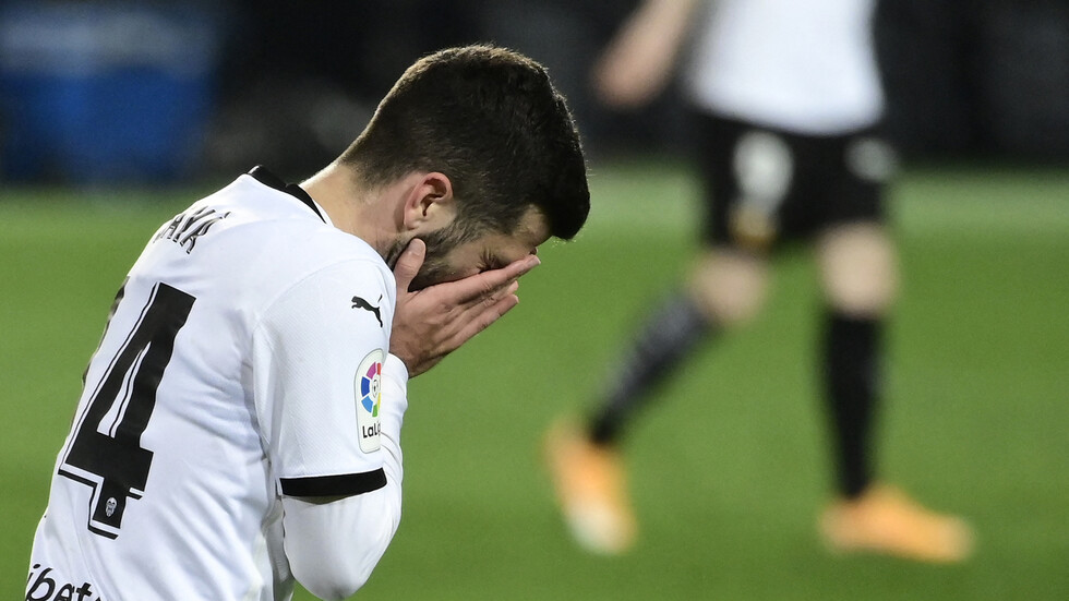 بعد حادثة عنصرية.. فالنسيا أجبر على مواصلة اللعب