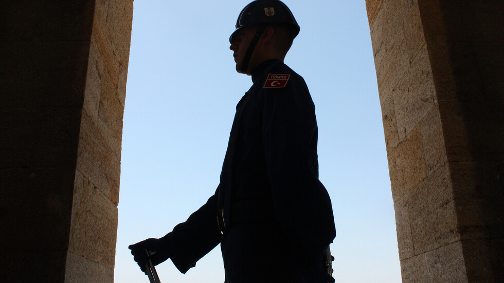 تركيا تعتقل 10 أميرالات متقاعدين رفضوا تغيير الدستور