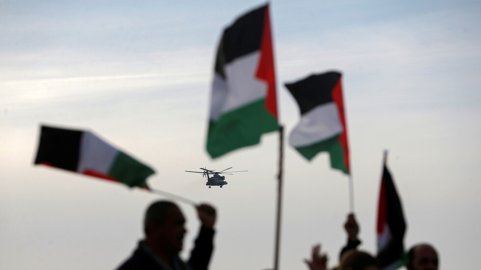 بالفيديو..اللحظات الأولى للإفراج عن الأسير الفلسطيني رشدي أبو مخ بعد 35 عاما من الاعتقال