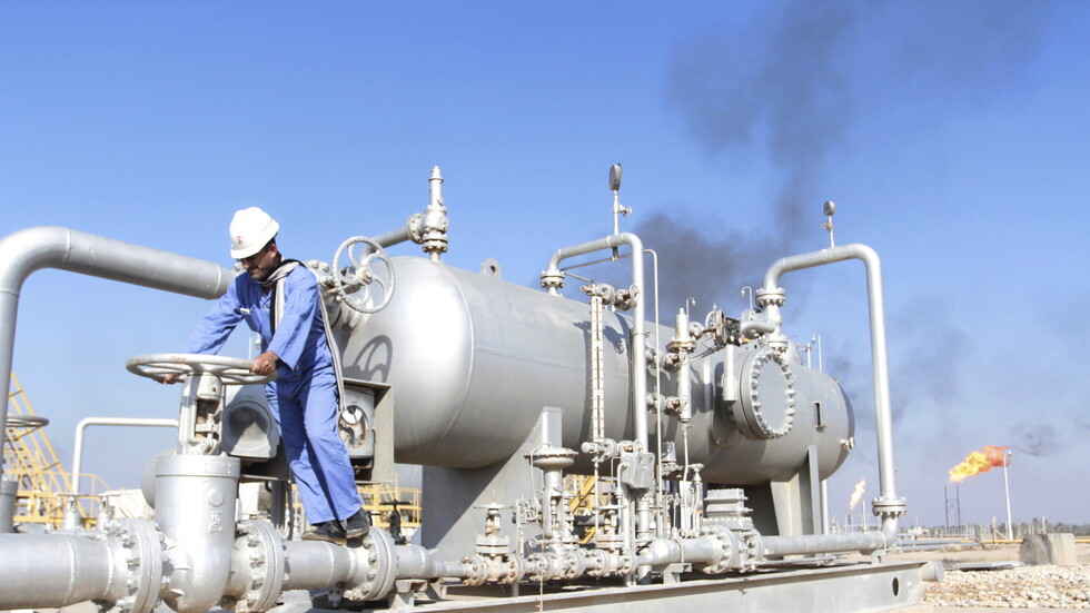 عقود النفط تزيد من خسائرها وتهبط بأكثر من 2%