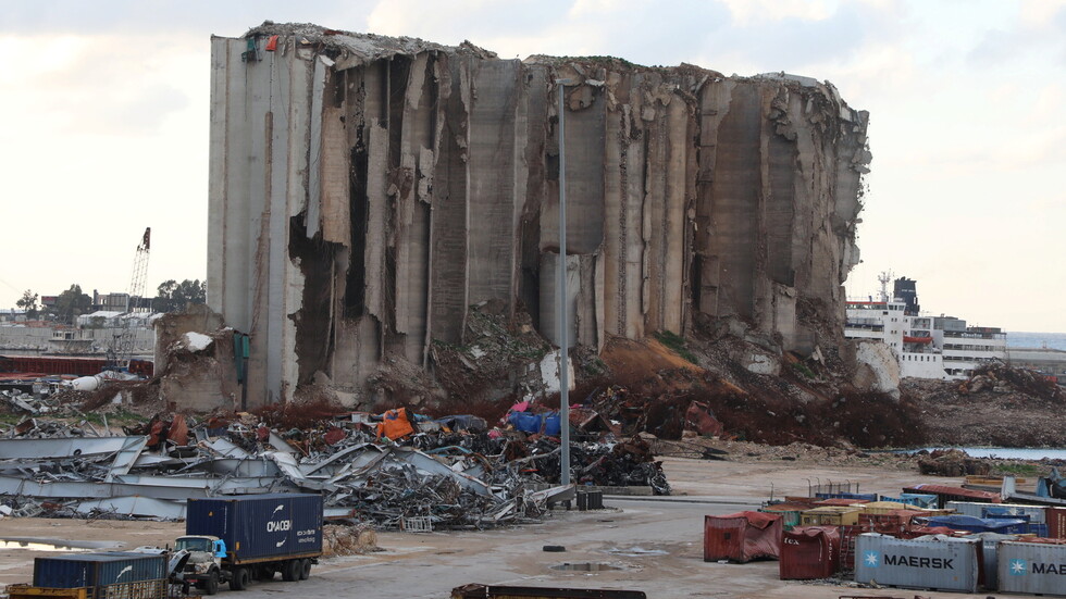 تحذيرات من خطر انهيار صوامع القمح المتضررة بانفجار بيروت