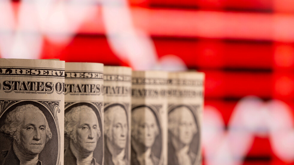 الدولار يتراجع مع هبوط عائدات السندات