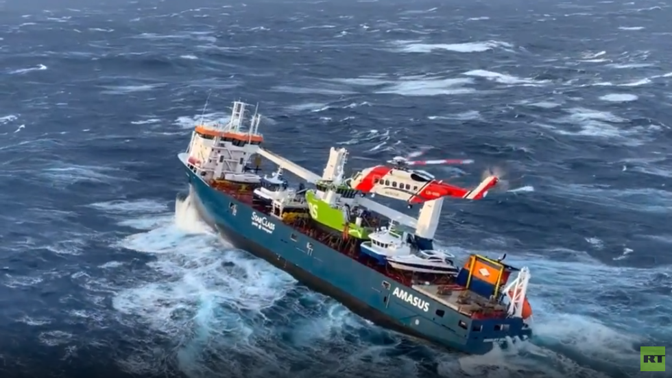 إجلاء طاقم سفينة شحن هولندية تتقاذفها الأمواج بشكل مرعب (فيديو)