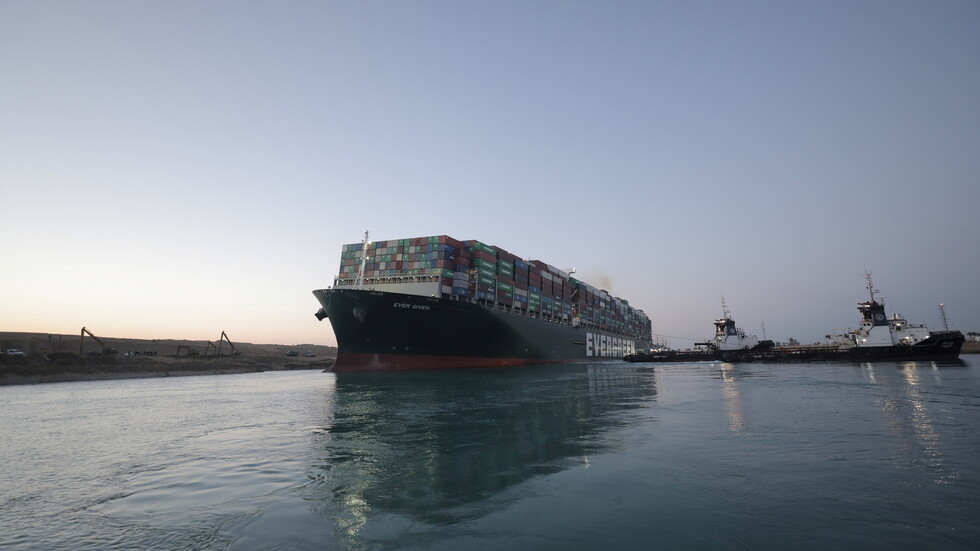 رئيس هيئة قناة السويس يكشف عن مفاوضات حول تعويضات عن حادث جنوح السفينة الضخمة