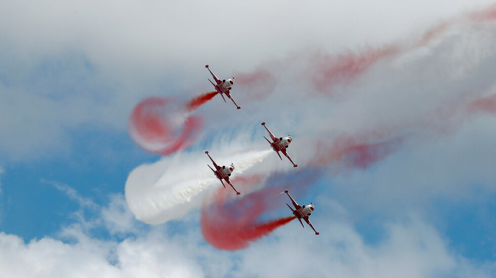 وفاة طيار جراء تحطم طائرة استعراض عسكرية وسط تركيا