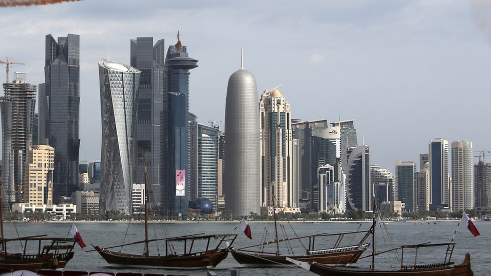 البرهان يلتقي رئيس مجلس الشورى القطري في الدوحة