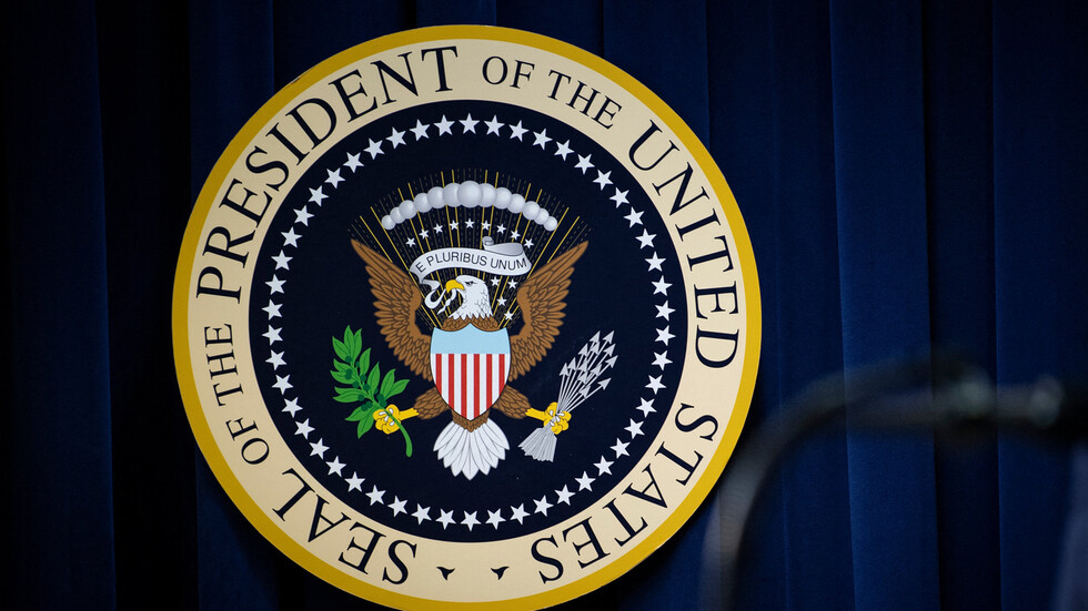 "بلومبيرغ": إدارة بايدن قد تطرد دبلوماسيين روس وتفرض عقوبات جديدة على موسكو