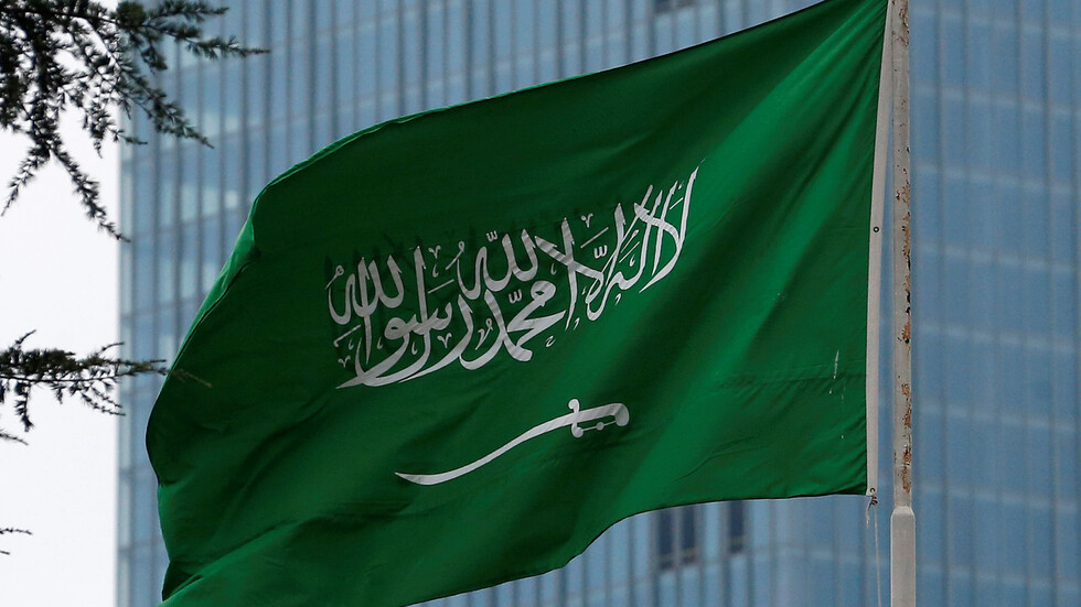 مستشهدا بفيديو لبندر بن سلطان.. أمير سعودي يرد على بيلوسي في قضية السدحان