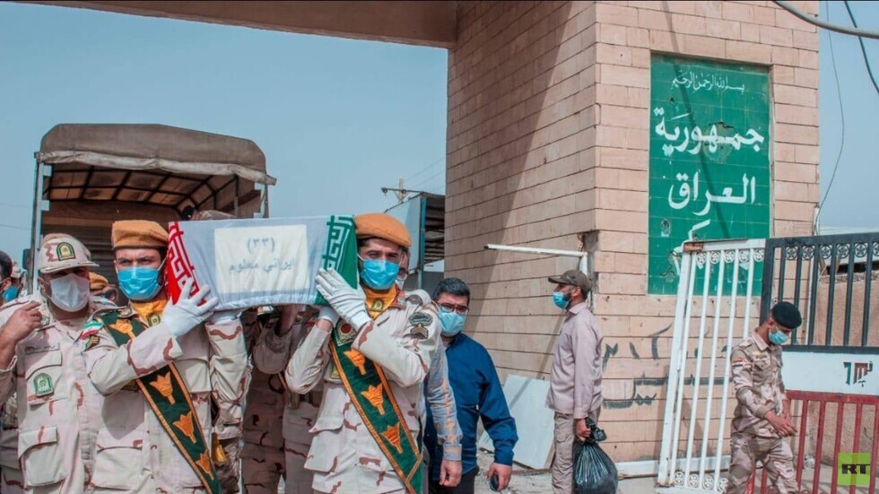 العراق وإيران يتبادلان رفات 68 جنديا فقدوا خلال الحرب بينهما (صور)