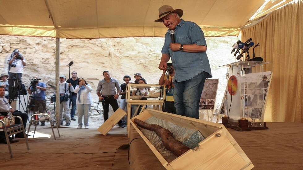 زاهي حواس يعلن اكتشاف المدينة الذهبية المفقودة (صور)