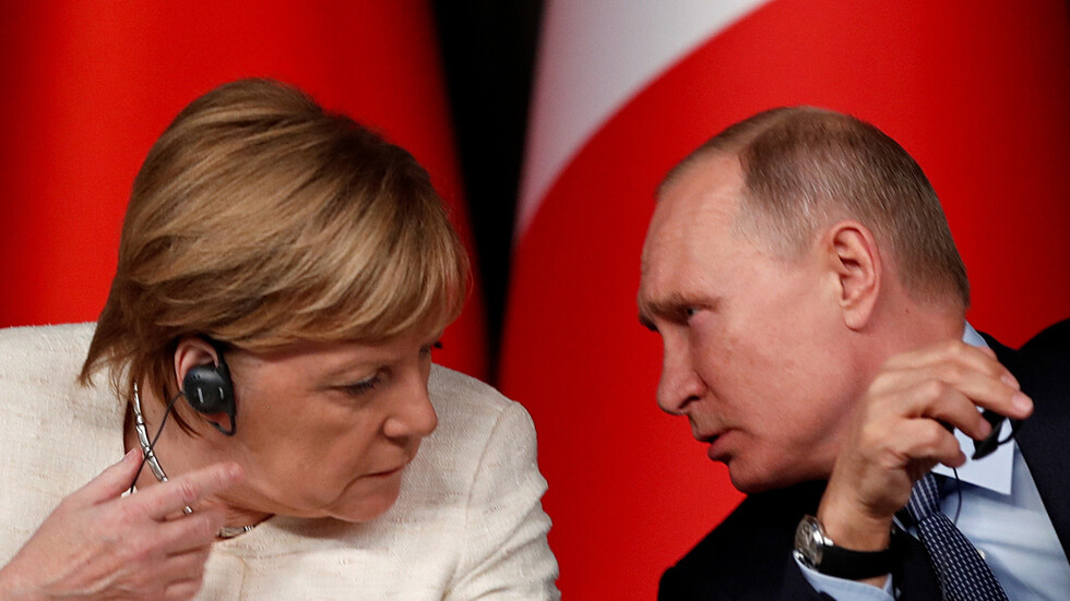 بوتين يبحث مع ميركل التطورات في دونباس ويتهم كييف بتصعيد التوتر