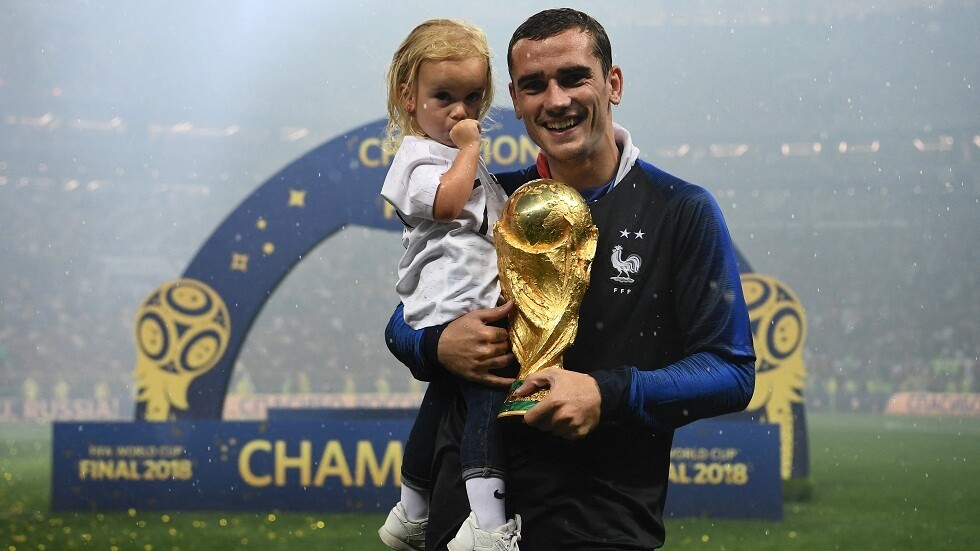 غريزمان يرزق بمولوده الثالث.. والمفارقة أن أطفاله الثلاثة ولدوا في الـ8 من أبريل (صور)