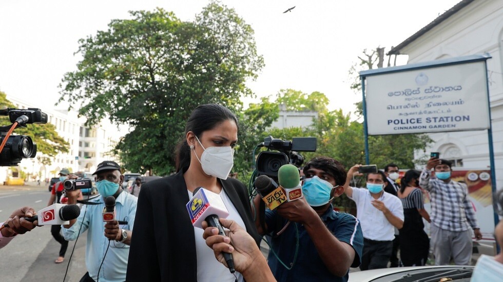 شرطة سريلانكا تلقي القبض على ملكة جمال العالم (فيديو)