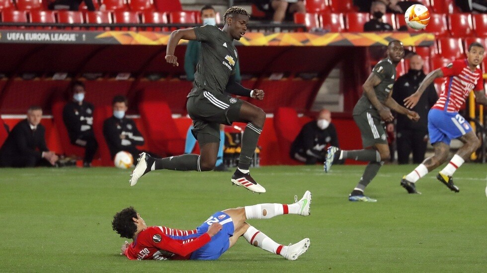 مشجع عار يقتحم مباراة 