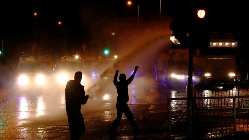 تجدد الصدامات في إيرلندا الشمالية رغم دعوات التهدئة (فيديو)