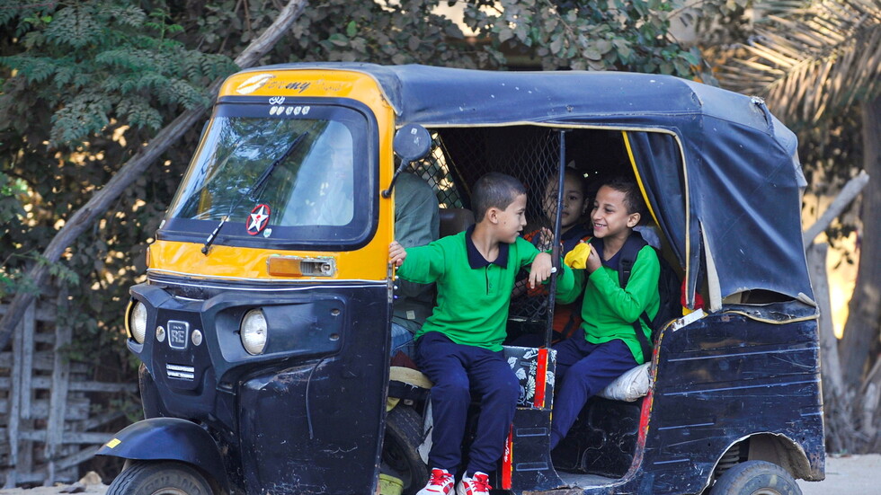 مصر.. خطة لاستبدال "التوك توك" بـ"الميني فان"