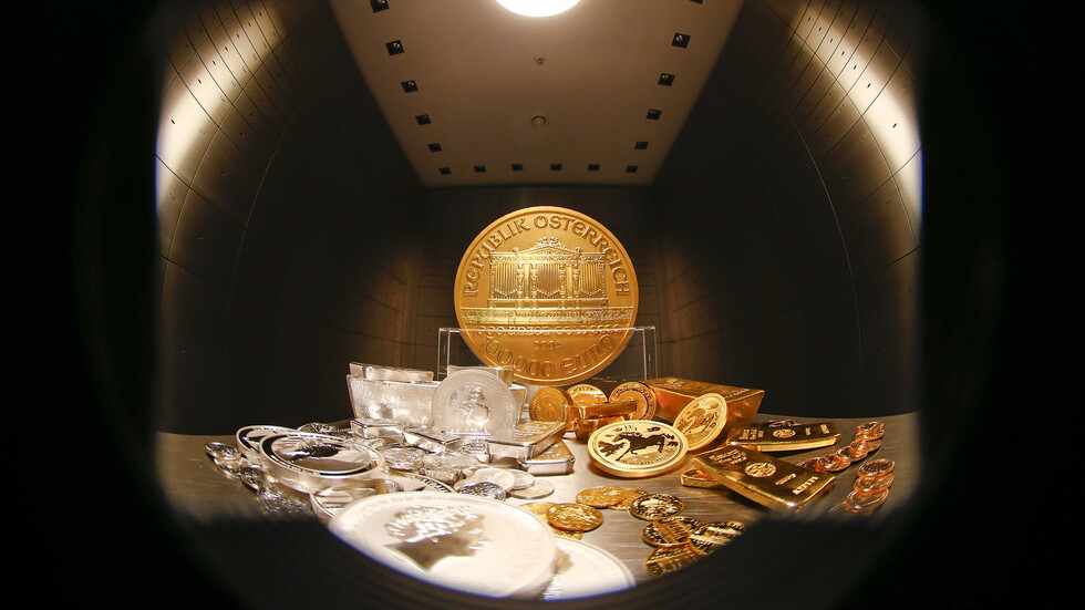 الذهب يهبط بعد بيانات مبشرة من الصين