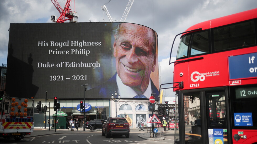 حارب النازية وتخلى عن الاسم العائلي من أجل الزواج.. أبرز محطات حياة الأمير الراحل فيليب