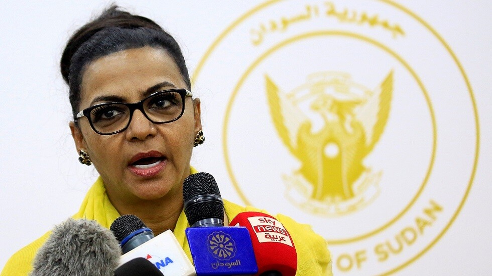وزيرة سودانية سابقة تعلق على نبأ صدور قرار بتوقيفها