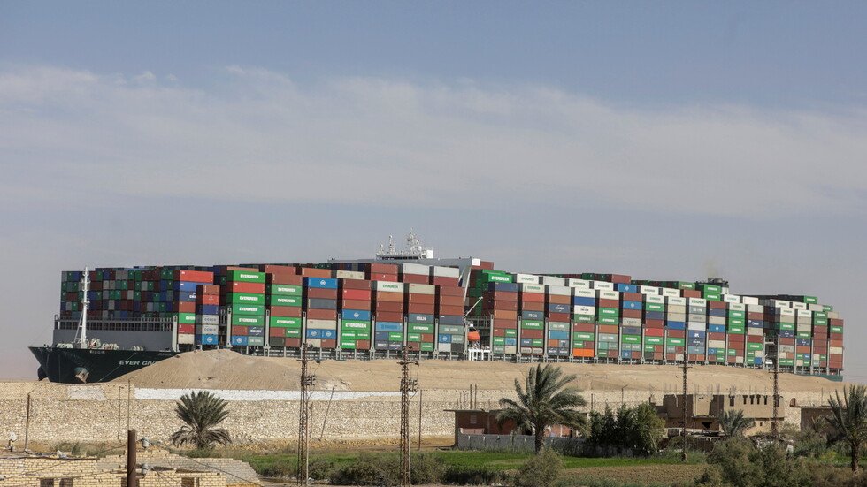 رئيس هيئة قناة السويس: السفينة 